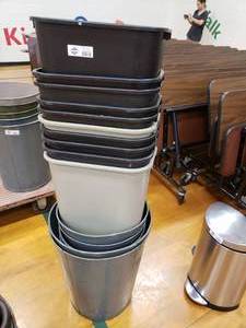 lot 3192 image: Lot of Small Trashcans