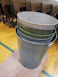 lot 3190 image: Lot of Small Trashcans