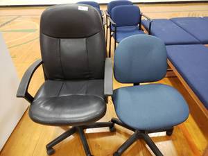 lot 3178 image: Black Rolling Office Chair with Blue Rolling Chair