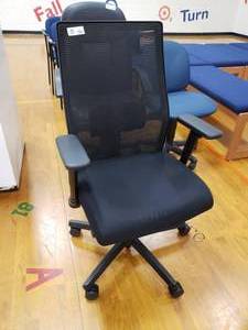lot 3177 image: Black Rolling Office Chair