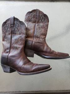 lot 9220 image: Ariat Leather Boots Size 6B