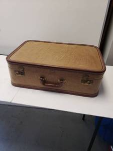 lot 9242 image: Vintage Suit Case