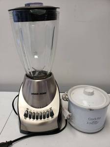 lot 9291 image: Black & Decker Blender and Little Dipper Crock Pot