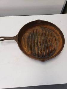 lot 9293 image: Cast Iron Skillet