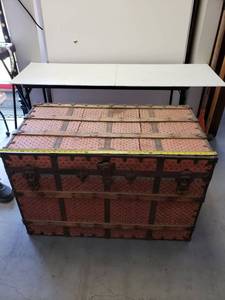 lot 9304 image: Vintage Steamer Trunk