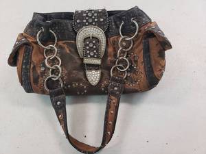 lot 9325 image: Women Western Saddle Purse