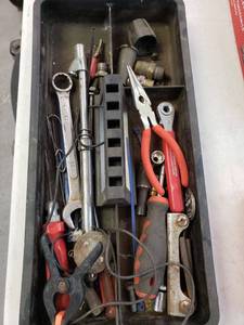 lot 9331 image: Tray w Misc Tools