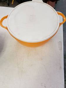lot 9350 image: Tupperware Large Bowl w Lid Wolfgang Puck
