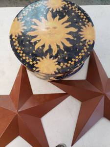 lot 9377 image: 2 Stars Wall Decor 1 Decor Box Round