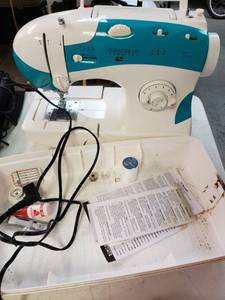 lot 9387 image: Singer Sewing Machine Vintage