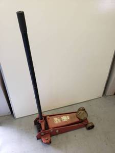lot 9411 image: Heavy Duty Floor Jack
