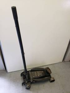 lot 9412 image: Pro Series 3 Ton Floor Jack
