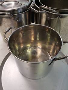 lot 9423 image: Large Cooking Pots and Pizza Pans