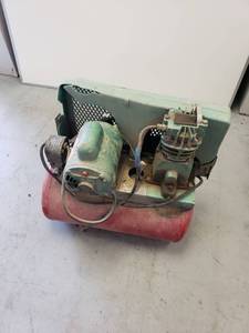 lot 9428 image: Old Air Compressor