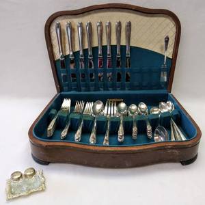 lot 5373 image: Vintage WM Rogers & Son IS Exquisite Silverware Set 56 Pcs  In a Tarnish Resisting Chest