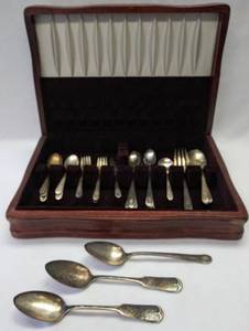 lot 5374 image: 1935 Wm Rogers ��Silver Mist Marigold Pattern Silverware  27 Pieces  in Tarnish Resisting Chest  3 Serving Spoons