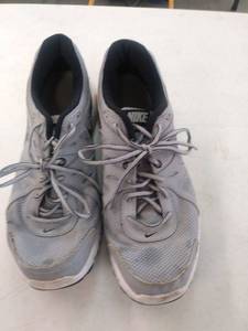 lot 8053 image: Nike Mens Athletic Shoe Size 12