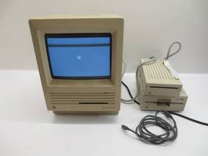 lot 1191 image: Vintage Apple Macintosh SE Model M5011 With Apple 3.5 Drive and Apple 5.25 Drive Items Power On