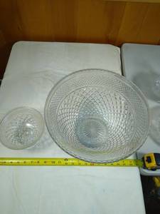 lot 6 image: Glass bowls