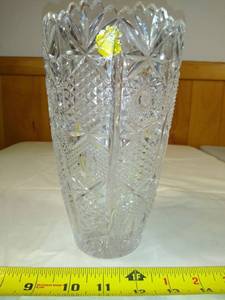 lot 7 image: Crystal vase