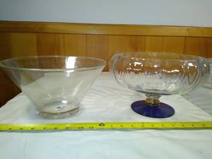 lot 8 image: Glass bowls
