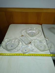 lot 9 image: Glass dishes and bowls