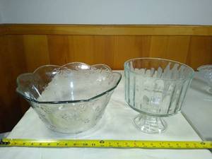 lot 10 image: Large glass bowls