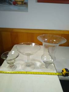 lot 13 image: Glass dish lot