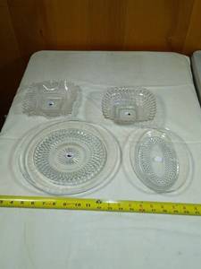 lot 15 image: Vintage glass lot