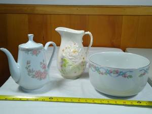 lot 21 image: Vintage floral kitchenware