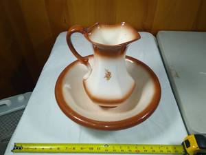lot 27 image: Vintage wash basin and pitcher