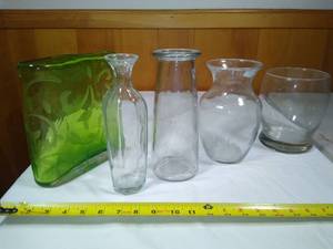 lot 29 image: Vase lot