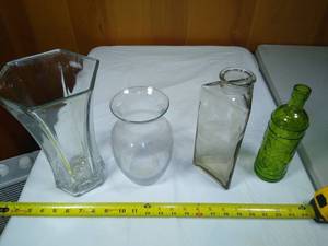 lot 30 image: Vase set