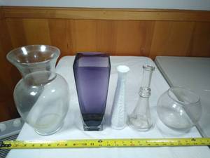 lot 32 image: Vase lot