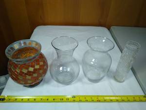 lot 33 image: Vase and votive lot