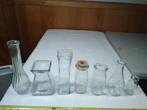 lot 38 image: Glass vase lot