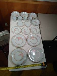 lot 49 image: 17 piece Crown Ming Fine China set