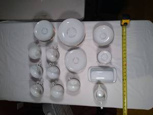 lot 51 image: 43 piece Kaysons Golden Fantasy fine china set