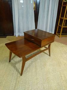 lot 57 image: Mid Century Modern end table