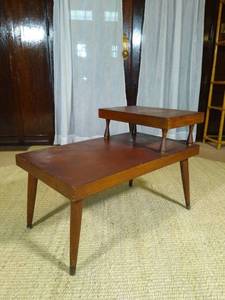 lot 59 image: Mid Century Modern tiered end table