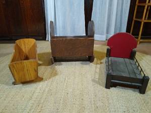 lot 65 image: Antique doll beds