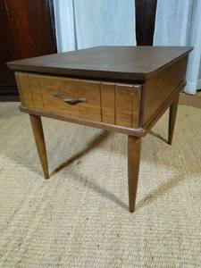 lot 66 image: Mid Century end table