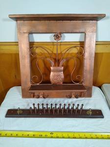 lot 70 image: Wall hanging items