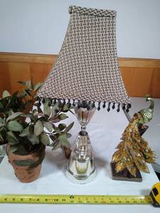 lot 71 image: Decor lot