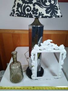 lot 77 image: Lamp and decor lot