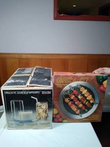 lot 89 image: Boxed glasses and grill it set