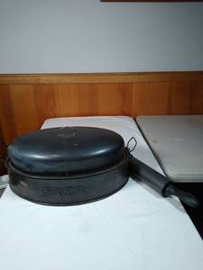 lot 92 image: Savory roasting pan and rolling pin