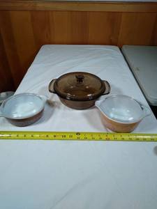 lot 98 image: Pyrex and casserole dish set