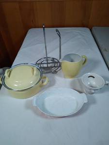 lot 102 image: Vintage kitchen items