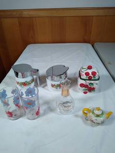 lot 104 image: Vintage kitchen items